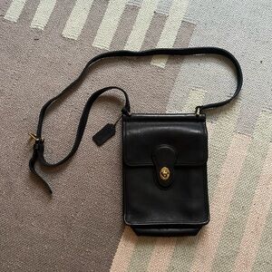 Vintage Coach 9927 Willis Shoulder Bag Navy Blue Black Leather Brass Adjustable